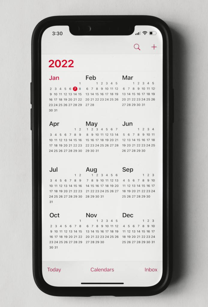 IPhone screen showing 2022 monthly calendar layout.